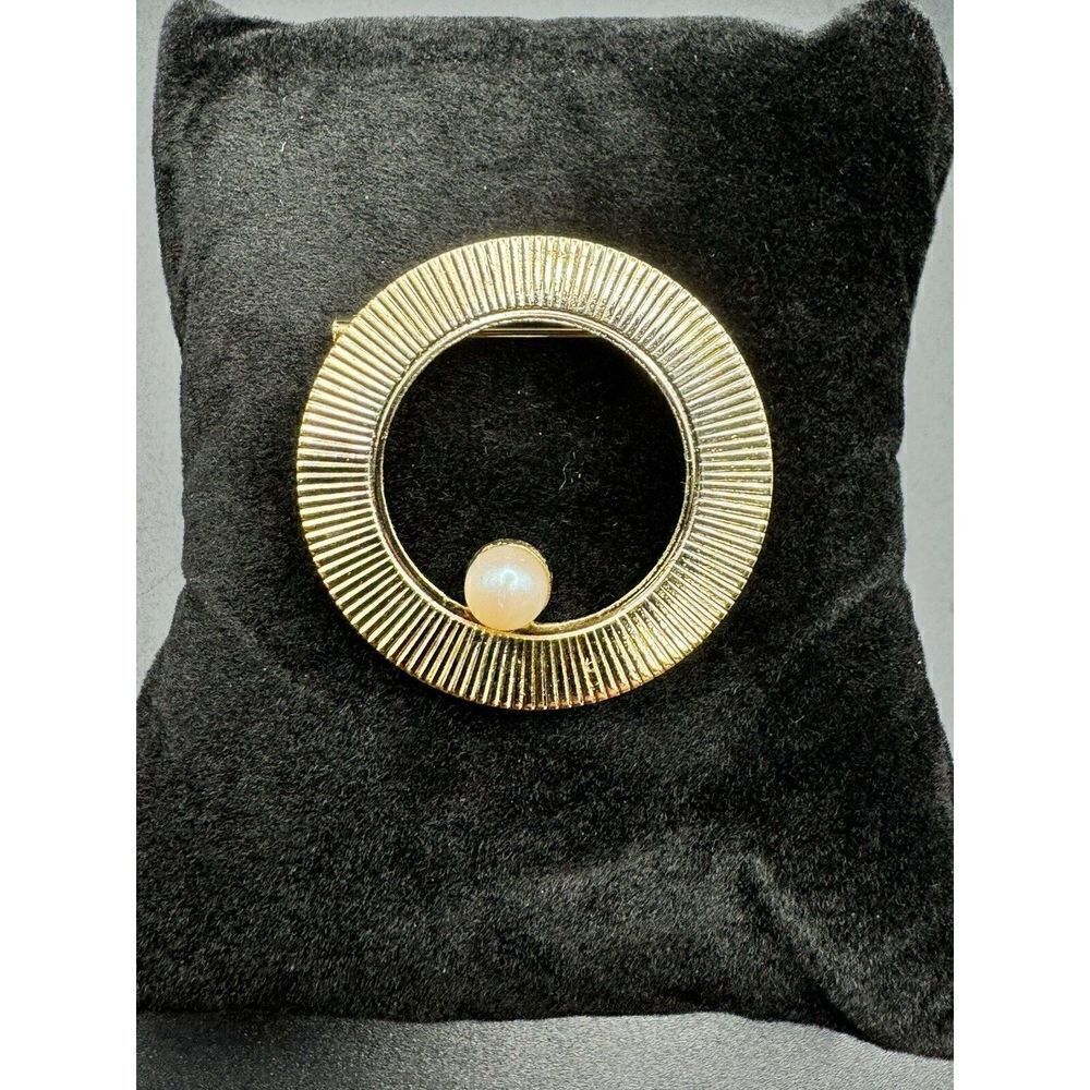 Vintage Jewelry Gold Tone Faux Pearl Open Circle Textured Minimalist Pin Brooch